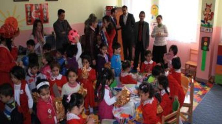 Minik &Ouml;ğrencilerden Arkadaşlarına Kitap Ve Oyuncak Yardımı