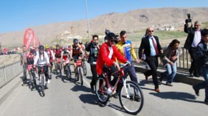 Bakan Şimşek, kardeşlik için pedal çevirdi