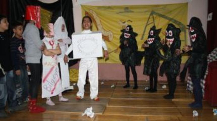 Roman &ouml;ğrencilerden &lsquo;hijyen&rsquo; konulu tiyatro şov