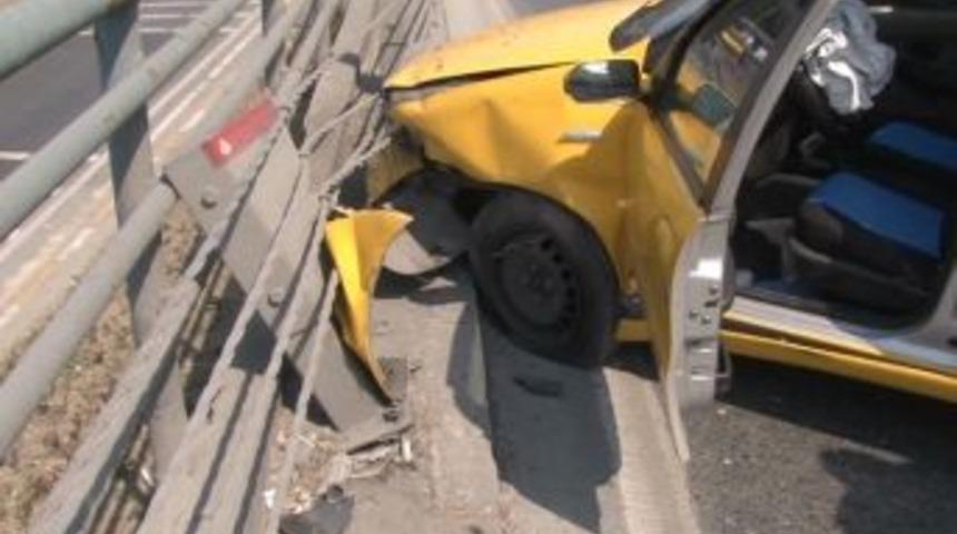 Kazadan kurtulan yolcular, yaralı şof&ouml;r&uuml; bırakıp ka&ccedil;tı