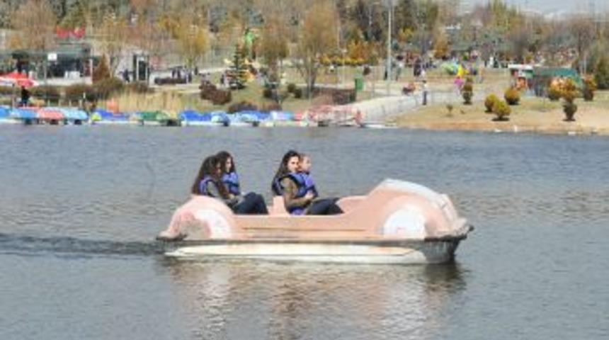G&uuml;neşi g&ouml;ren Ankaralı parklara akın etti