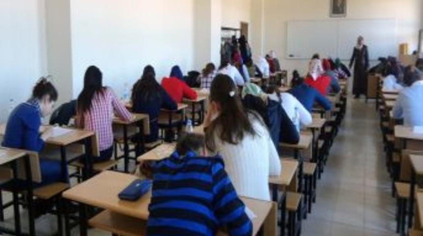 &Uuml;niversiteye hazırlanan &ouml;ğrencilere sınav provası