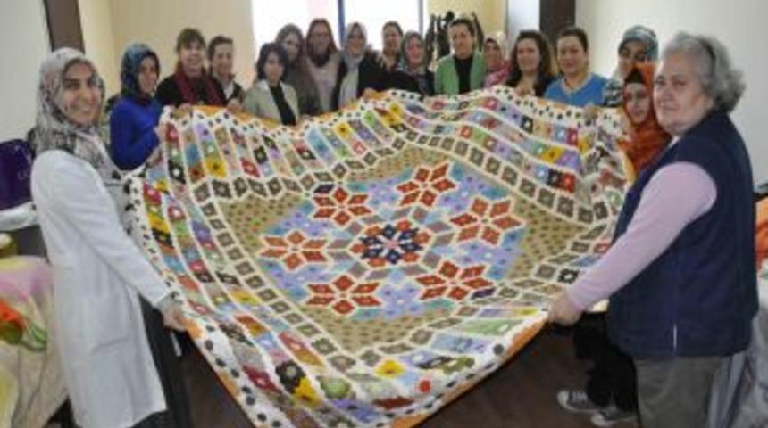 Kırkyama branşında 7 bin 720 par&ccedil;adan yatak &ouml;rt&uuml;s&uuml; yaptı