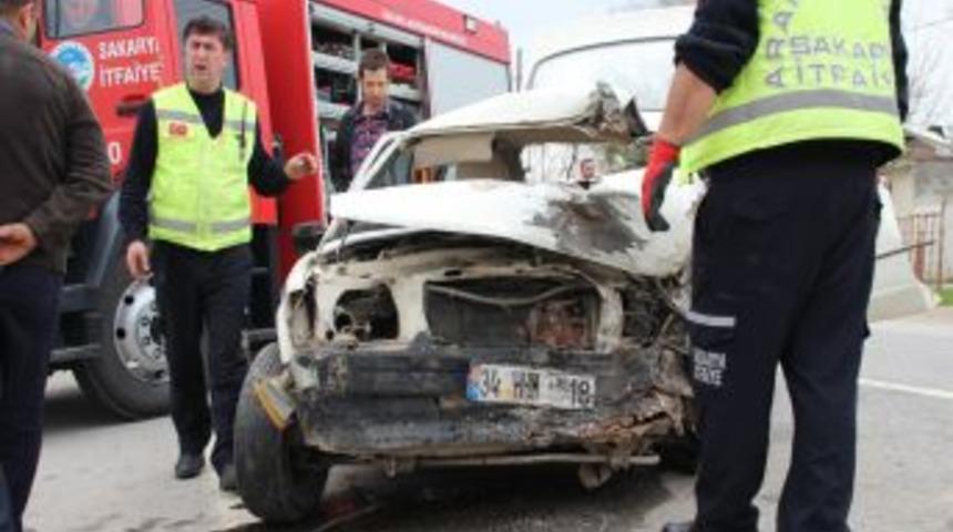 Seyir Halinde S&uuml;r&uuml;c&uuml;s&uuml; Fenalaşan Otomobil Trakt&ouml;r R&ouml;morkuna &Ccedil;arptı