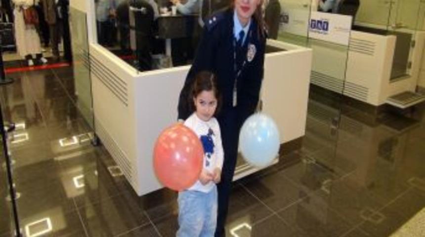 Havalimanında polislerden &ccedil;ocuklara 'balonlu' s&uuml;rpriz