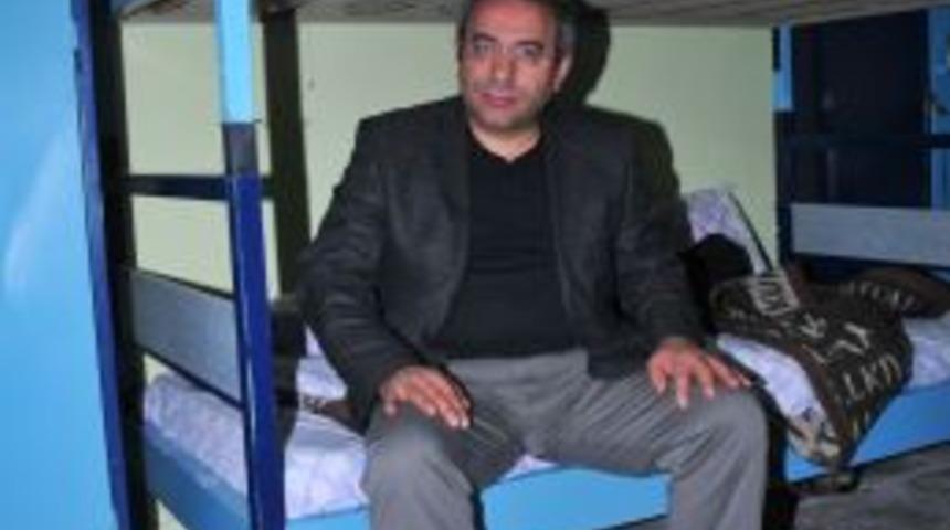 YY&Uuml; Rekt&ouml;r&uuml;, depremden korkan &ouml;ğrenciler i&ccedil;in yurtta yattı