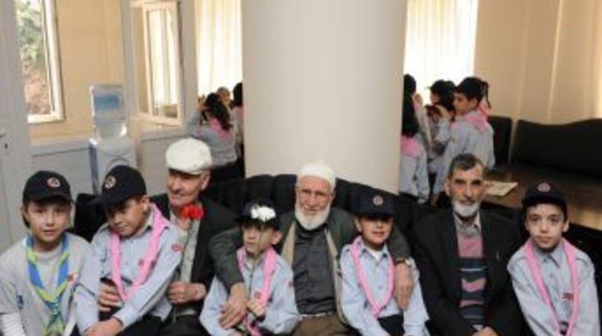 İzci &ouml;ğrenciler, huzurevi sakinlerine moral verdi