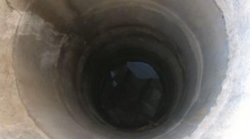 Kartonla kapatılan kuyuya &ccedil;ocuk d&uuml;şt&uuml;