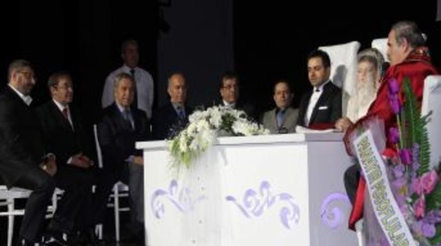 B&uuml;lent Arın&ccedil;, Bursa'da nikah şahidi oldu