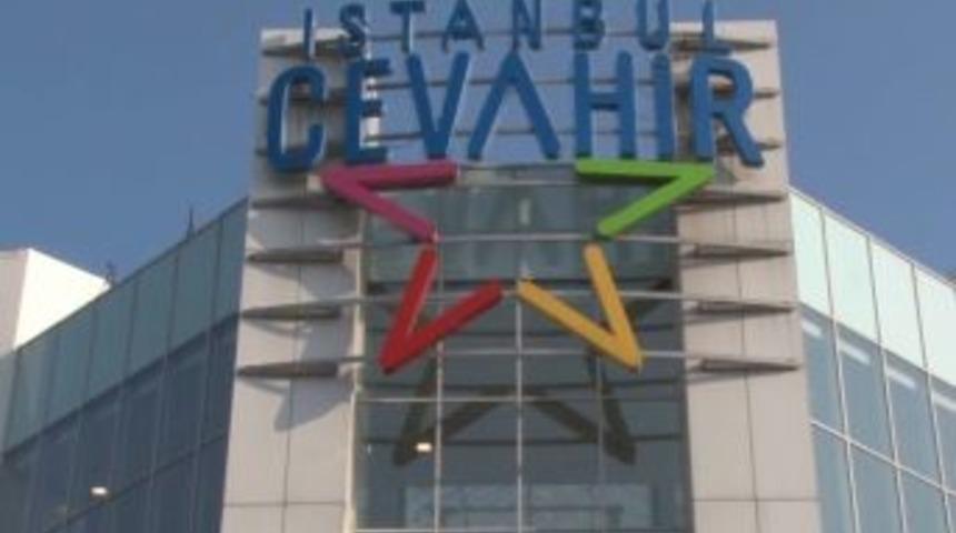 Alışveriş merkezinde &ouml;l&uuml;m