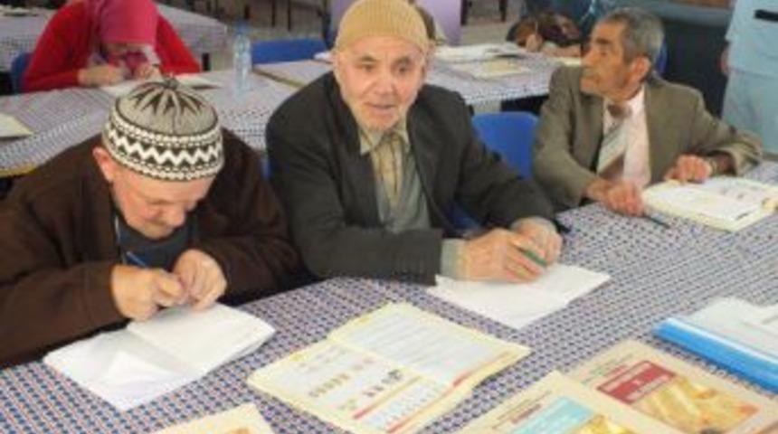 Yaşlılar okuma yazmanın yaşı olmadığını g&ouml;steriyor