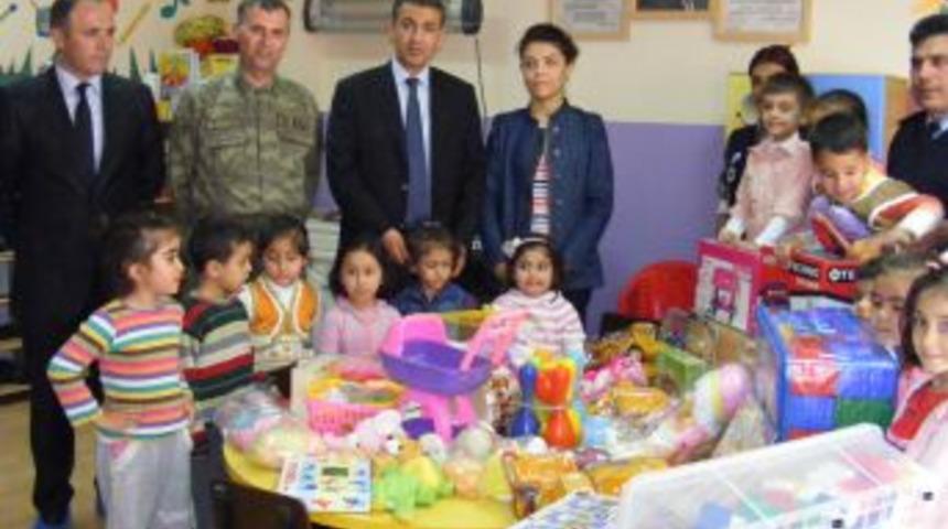 İlköğretim öğrencileri için oyuncak alındı, okul bahçesine park yapıldı