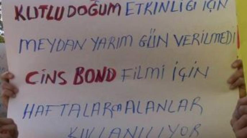 Eylemde James Bond'a G&ouml;nderme