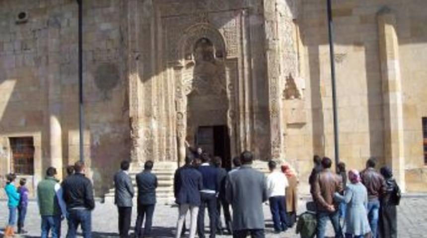 Divriği Ulucami ve Dar&uuml;şşifası&rsquo;na, baharla birlikte yoğun ziyaretler başladı
