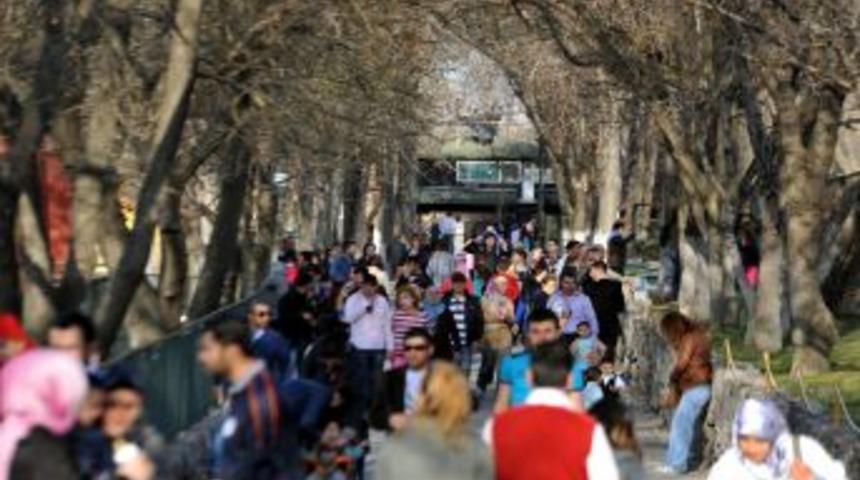 Başkentliler, g&uuml;zel havanın tadını hayvanat bah&ccedil;esinde &ccedil;ıkardı