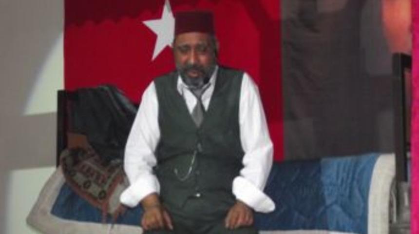 Sanat&ccedil;ısı Yenilmez'den, engelli &ouml;ğrenciler i&ccedil;in tek kişilik Mehmet Akif oyunu