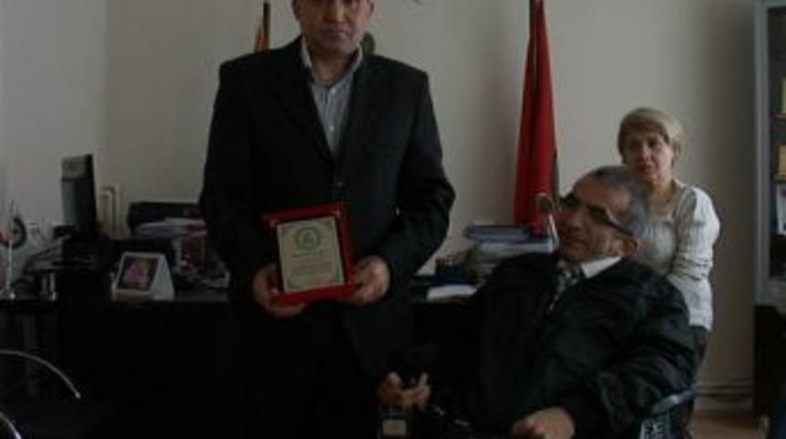 Engellilere Hizmetten Plaket Aldı