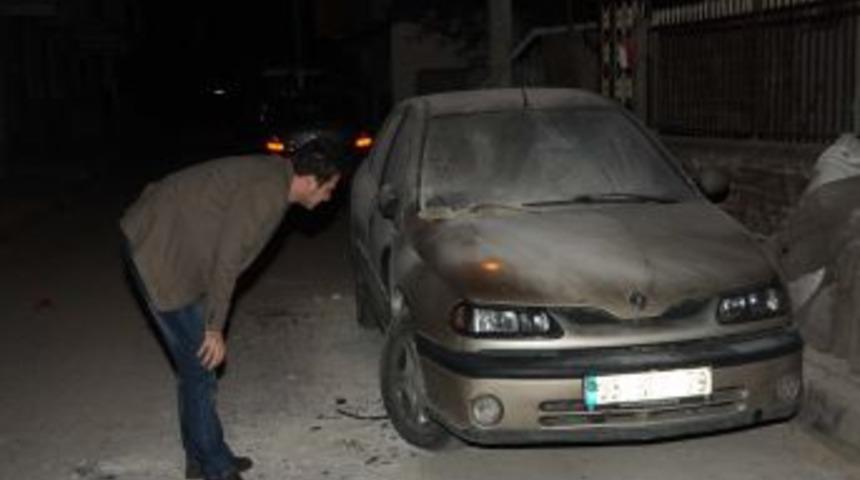 İzmir'de iki otomobile kundaklama girişimi