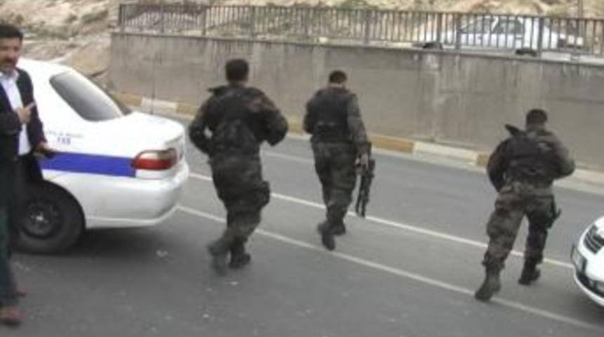 Polis otosuna bombalı saldırı