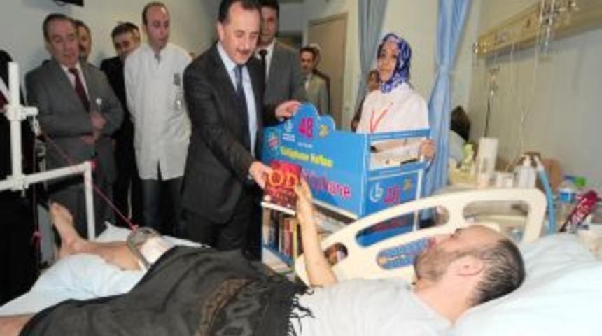Hastalara kitap hediye edildi