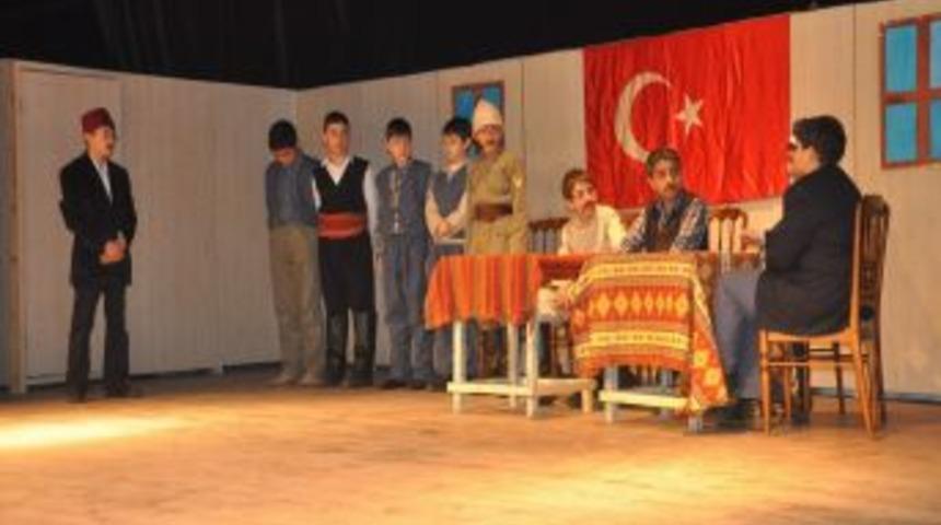 Sorgun&rsquo;da &lsquo;Kalbin D&uuml;şt&uuml;ğ&uuml; Toprak&rsquo; adlı tiyatro oyunu b&uuml;y&uuml;k beğeni topladı