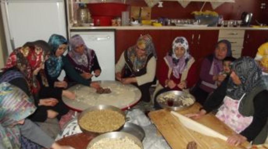 &Ouml;ğrenciler i&ccedil;in mantı yapıp sarma sarıyorlar