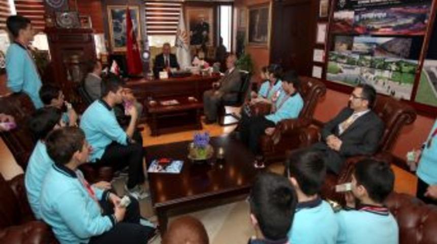 Başkan K&uuml;r&uuml;m, &ouml;d&uuml;ll&uuml; minikleri kutladı