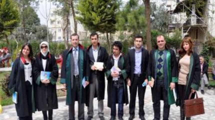 Nusaybinli Avukatlar Vatandaşlara Broş&uuml;r Dağıttı