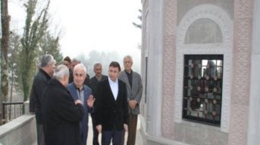 Vali Şahin, Pir-Aziz T&uuml;rbesi'nde