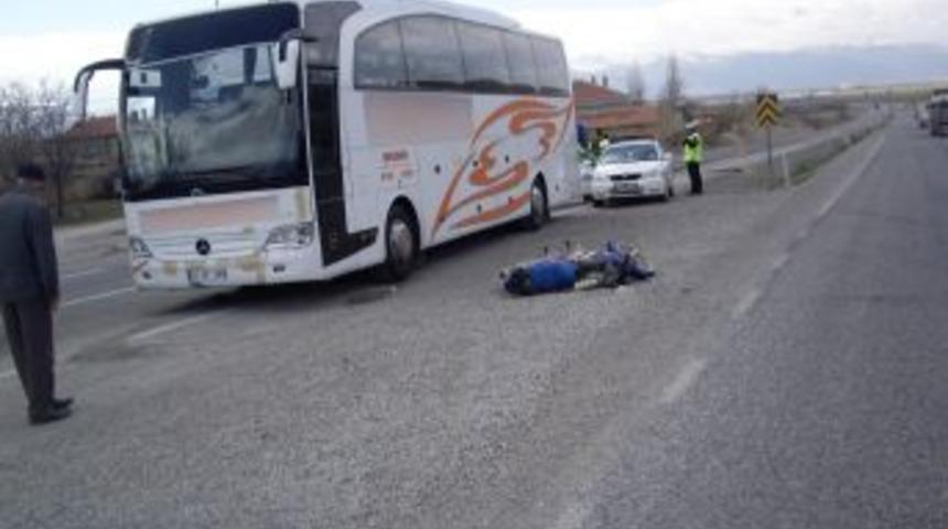 Otob&uuml;s Motosiklete &Ccedil;arptı: 1 &Ouml;l&uuml;