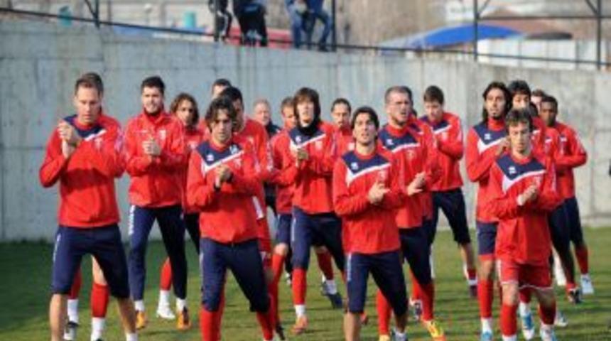 Kafalarda k&uuml;me d&uuml;şen Samsunspor, matematiksel olarak iddiasını s&uuml;rd&uuml;r&uuml;yor
