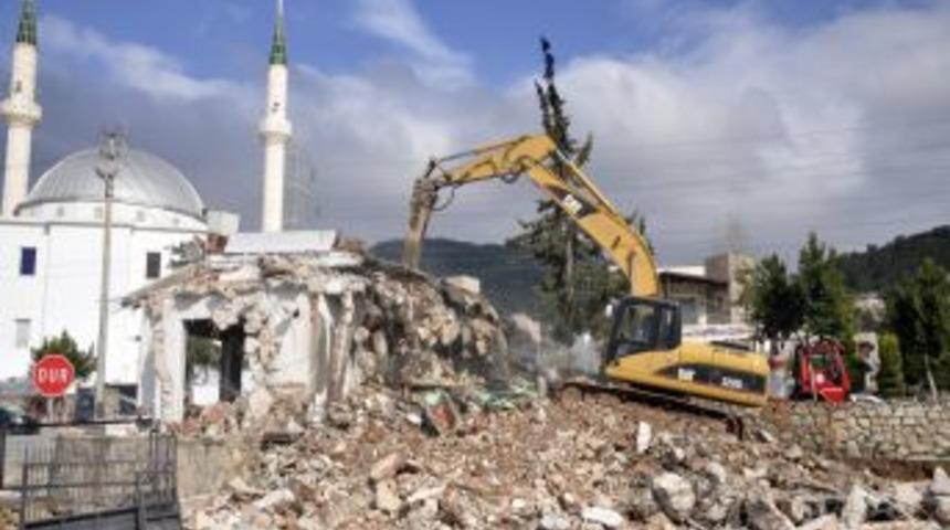 Kendi binasını kendisi yıktı