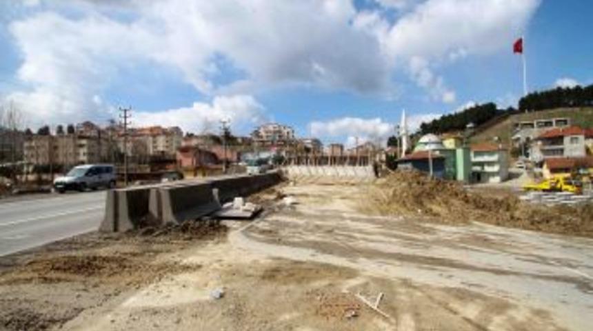 G&ouml;lc&uuml;k'teki k&ouml;pr&uuml;l&uuml; kavşağın direkleri dikiliyor