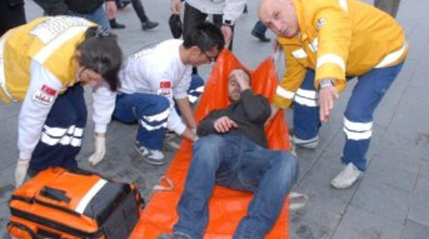 Bı&ccedil;aklı Saldırıya Uğrayan Gen&ccedil; Hastanelik Oldu