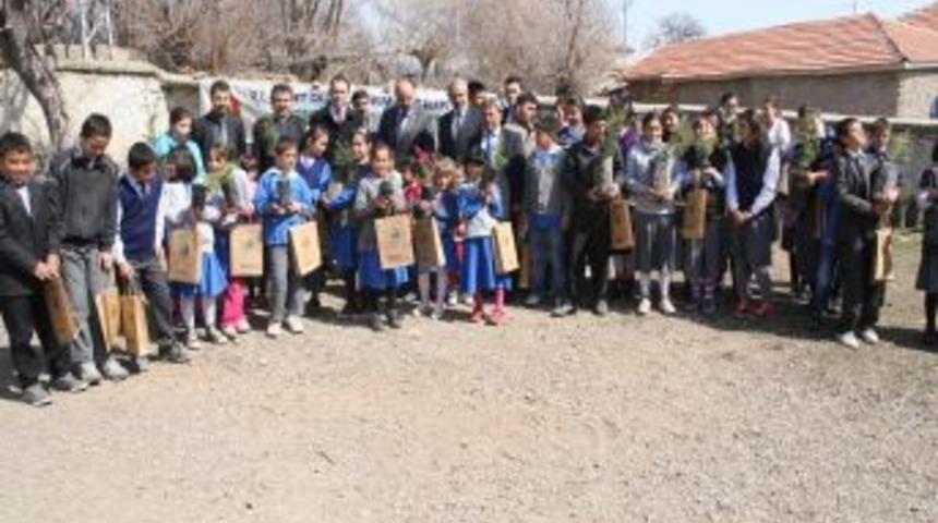 Yozgat Orman İşletme M&uuml;d&uuml;rl&uuml;ğ&uuml; &ouml;ğrencilere fidan dağıttı