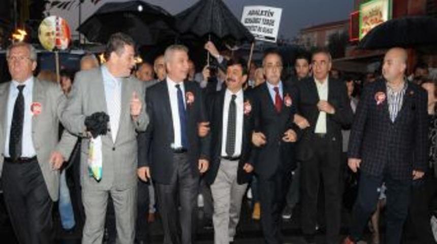 CHP'den bu kez Karşıyaka'da meşaleli protesto