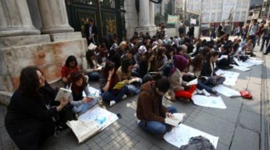 Cadde boyunca kitap okudular