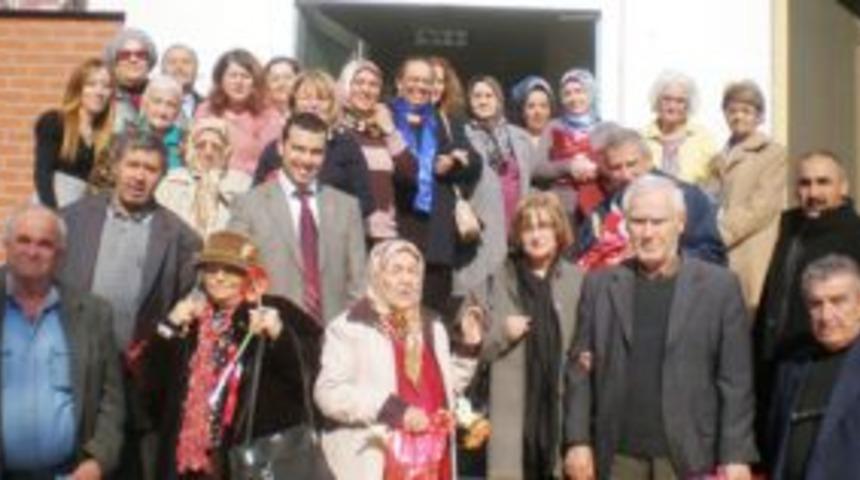 Huzurevi sakinleri &Ccedil;iftlikk&ouml;y'de eğlendi