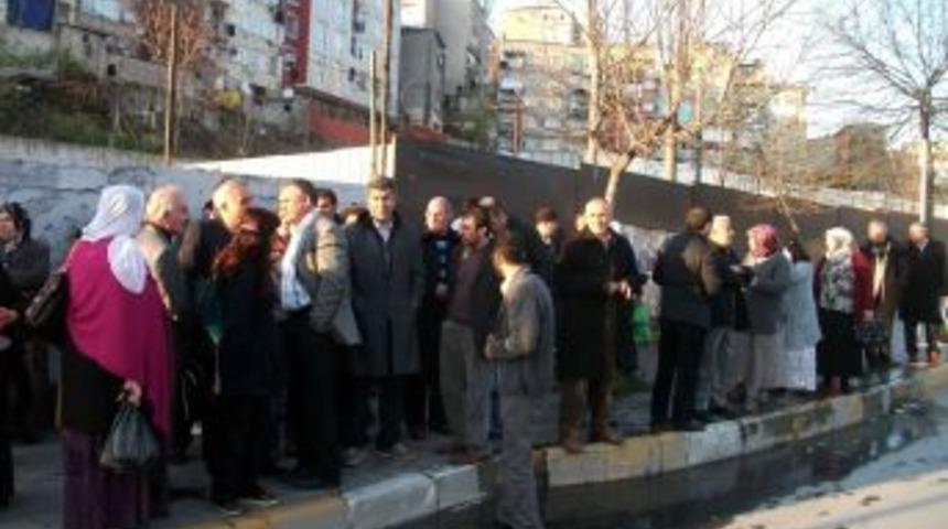 &Ouml;calan'ın doğum g&uuml;n&uuml; i&ccedil;in Urfa'ya gitmek isteyen BDP&rsquo;lilere polis engeli