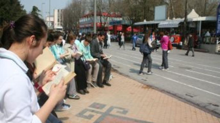 Kitabını alan meydana koştu