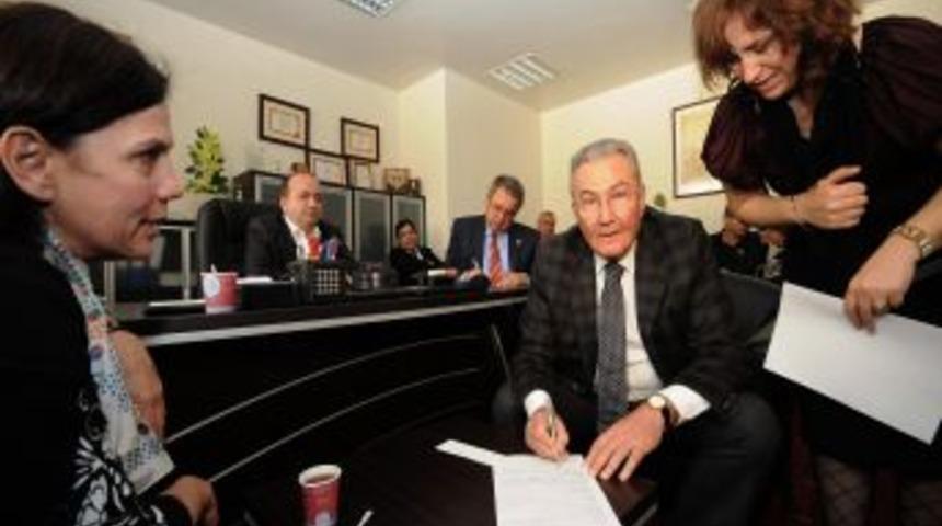 Deniz Baykal y&uuml;z&uuml;n&uuml; bağışladı