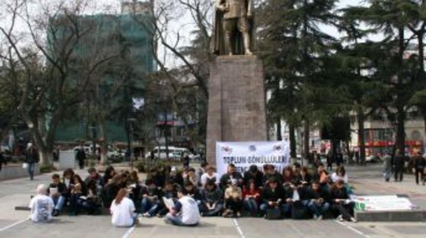 Kitabını alan geldi, meydanda kitap okudular