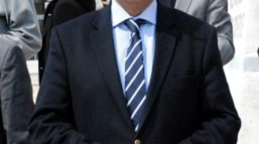 Vali &Ccedil;ift&ccedil;i anıt altında kitap okudu