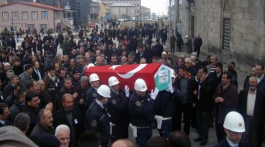 Samsun Emniyeti'ni acıya boğan Polat, memleketinde son yolculuğuna uğurlandı