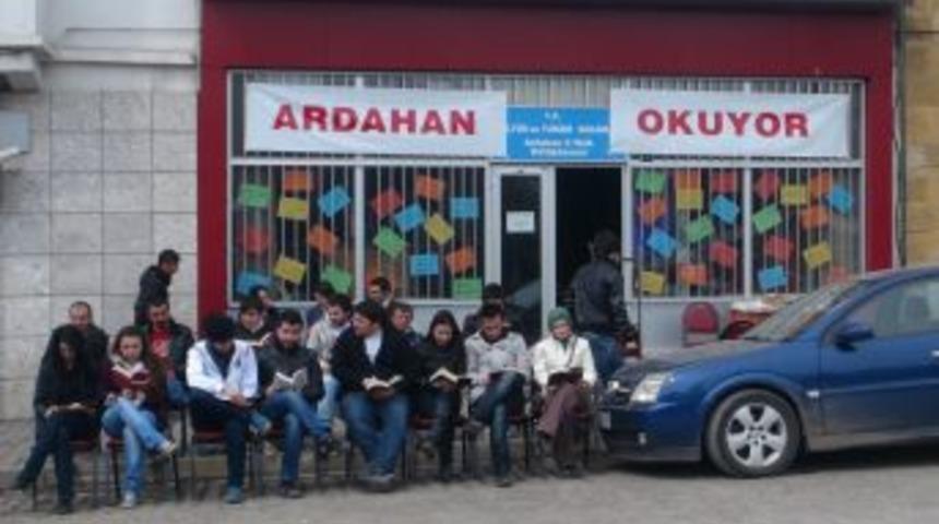 &Ouml;ğrenciler vatandaşları kitap okumaya davet etti