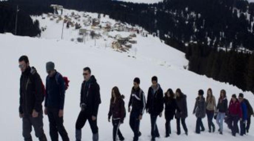 &Uuml;niversiteli dağcılar Kulakkaya Yaylası'na tırmandı