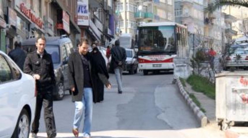 Ara&ccedil; parkları ve yetersiz kaldırım sonucu vatandaşlar kazalara maruz kalıyor