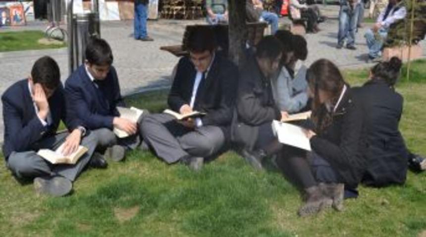 Balıkesir'de &ouml;ğrenci ve vatandaşlar a&ccedil;ıkhavada kitap okudu
