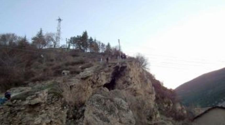 Gen&ccedil; Kız Kayalıktan Atlamak İstedi