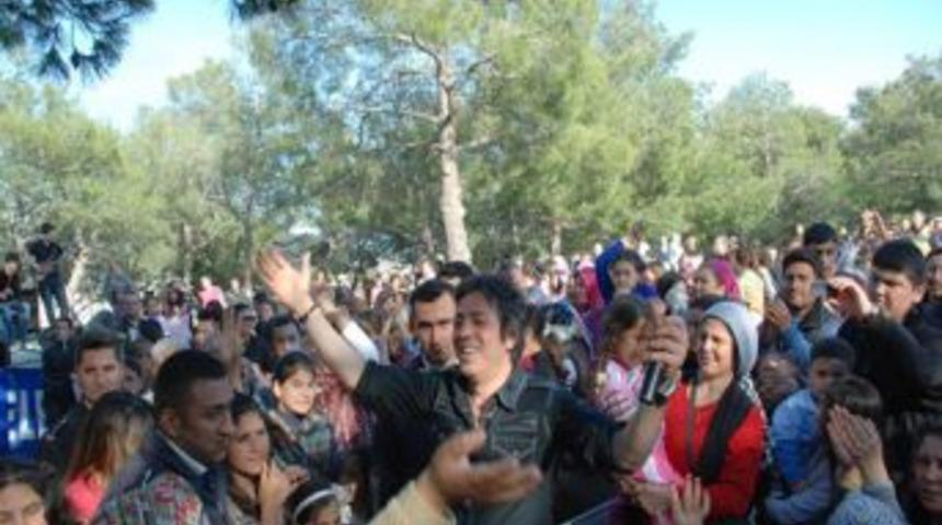 Silifkeliler Ali Altay'ın m&uuml;zikleri eşliğinde piknik yaptı